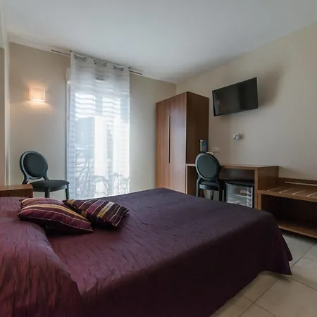 Hotel Holidays & Work Hotel 3*