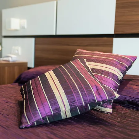 Отель Holidays & Work 3*