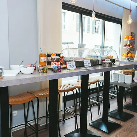 Отель Holidays & Work Санари-сюр-Мер