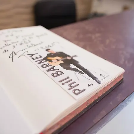 Holidays & Work Отель Санари-сюр-Мер